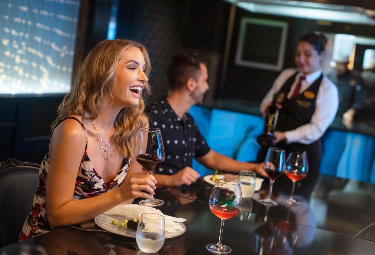 Royalton Chic Cancun, An Autograph Collection All-Inclusive Resort - Adults Only Εξωτερικό φωτογραφία A woman laughing while dining