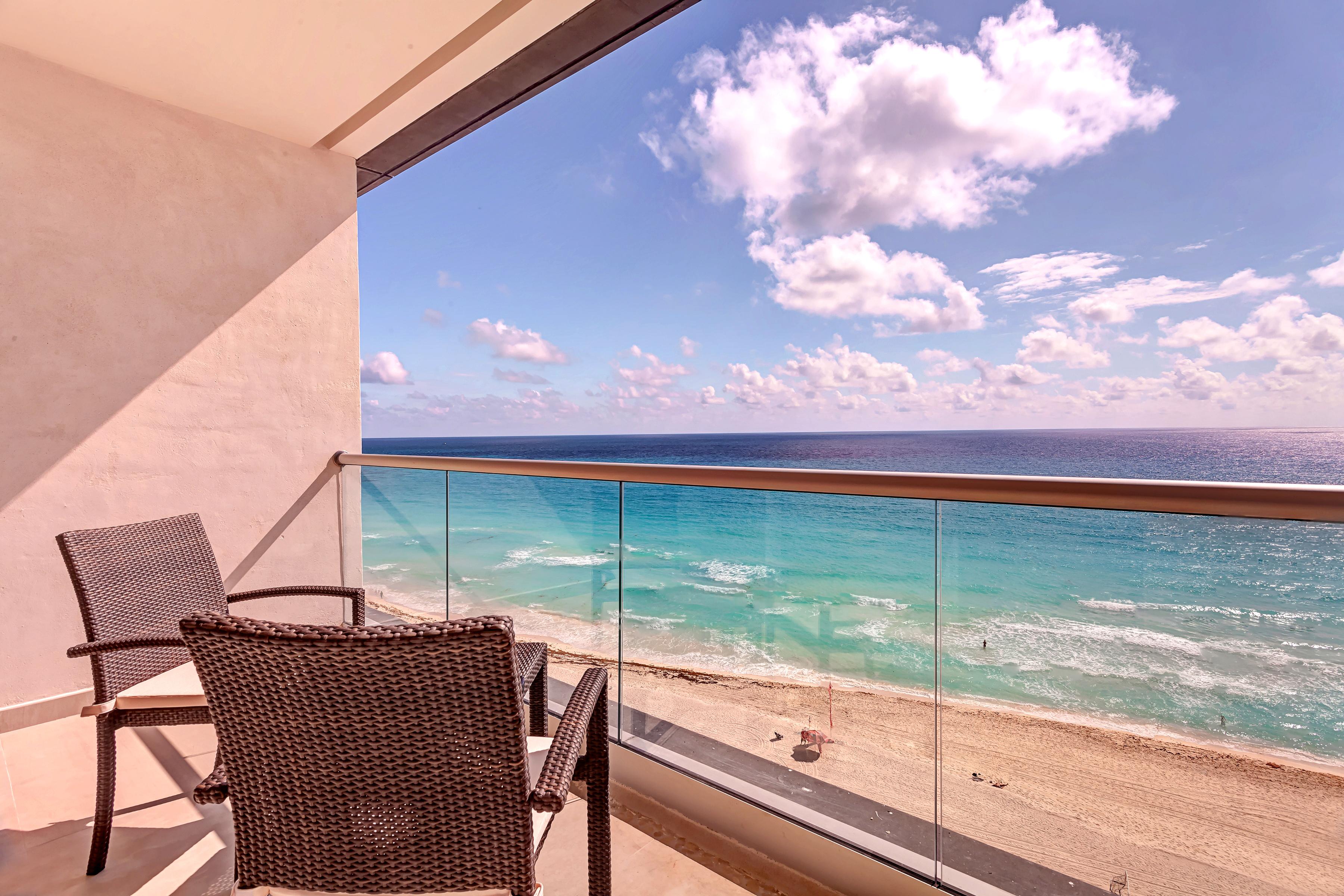 Royalton Chic Cancun, An Autograph Collection All-Inclusive Resort - Adults Only Εξωτερικό φωτογραφία Balcony view of the beach at the Grand at Moon Palace
