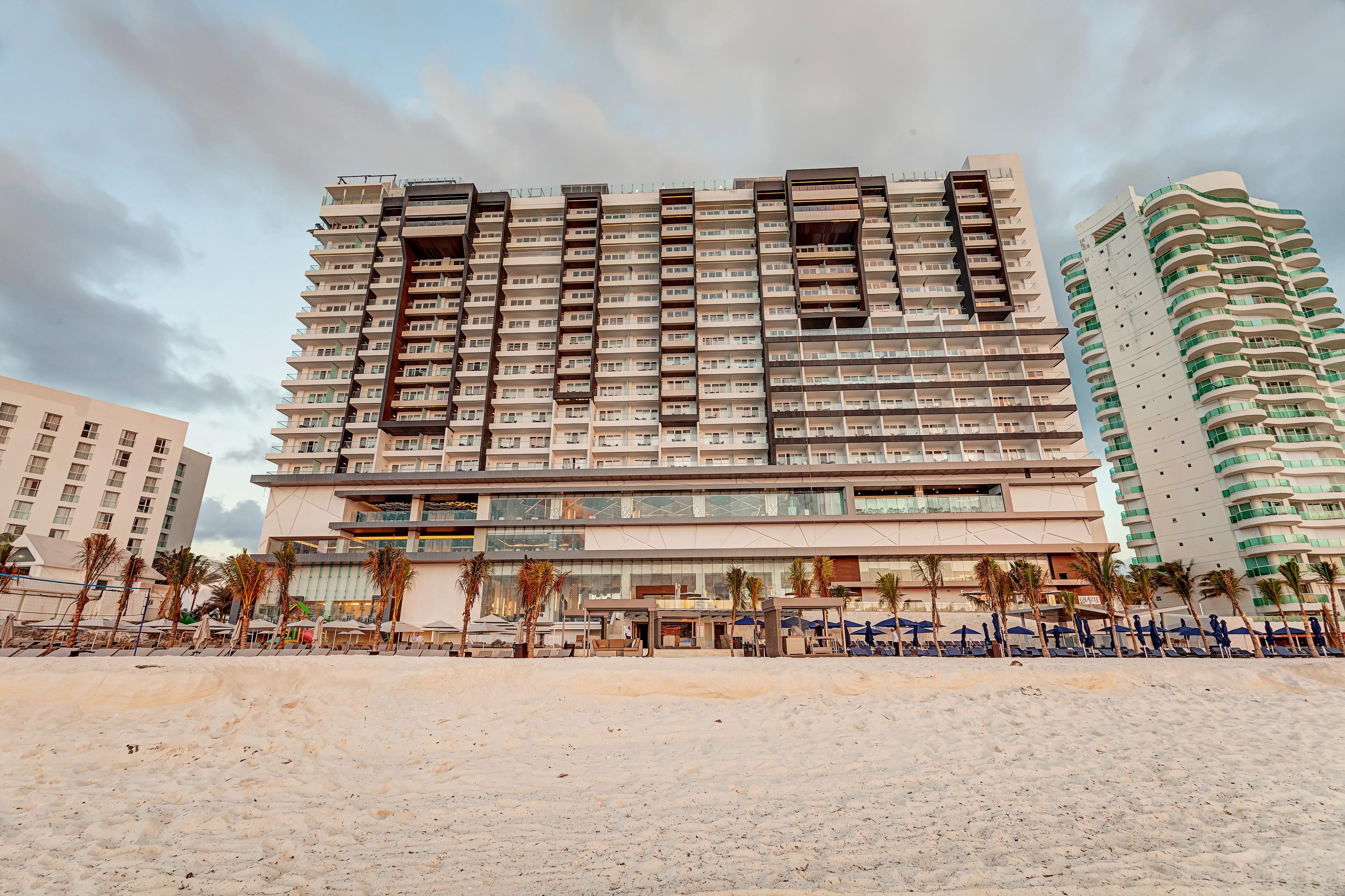 Royalton Chic Cancun, An Autograph Collection All-Inclusive Resort - Adults Only Εξωτερικό φωτογραφία The Fontainebleau Beach Resort