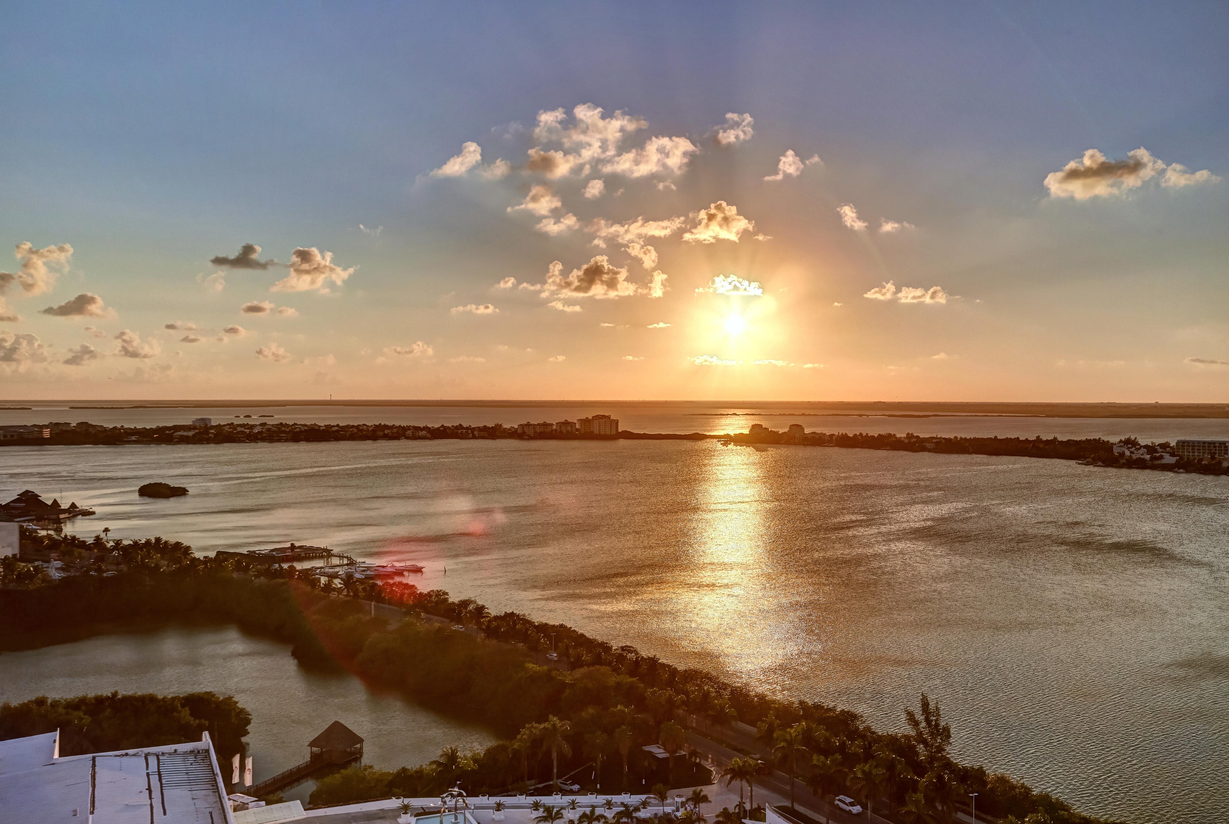 Royalton Chic Cancun, An Autograph Collection All-Inclusive Resort - Adults Only Εξωτερικό φωτογραφία Sunset over the Atlantic Ocean