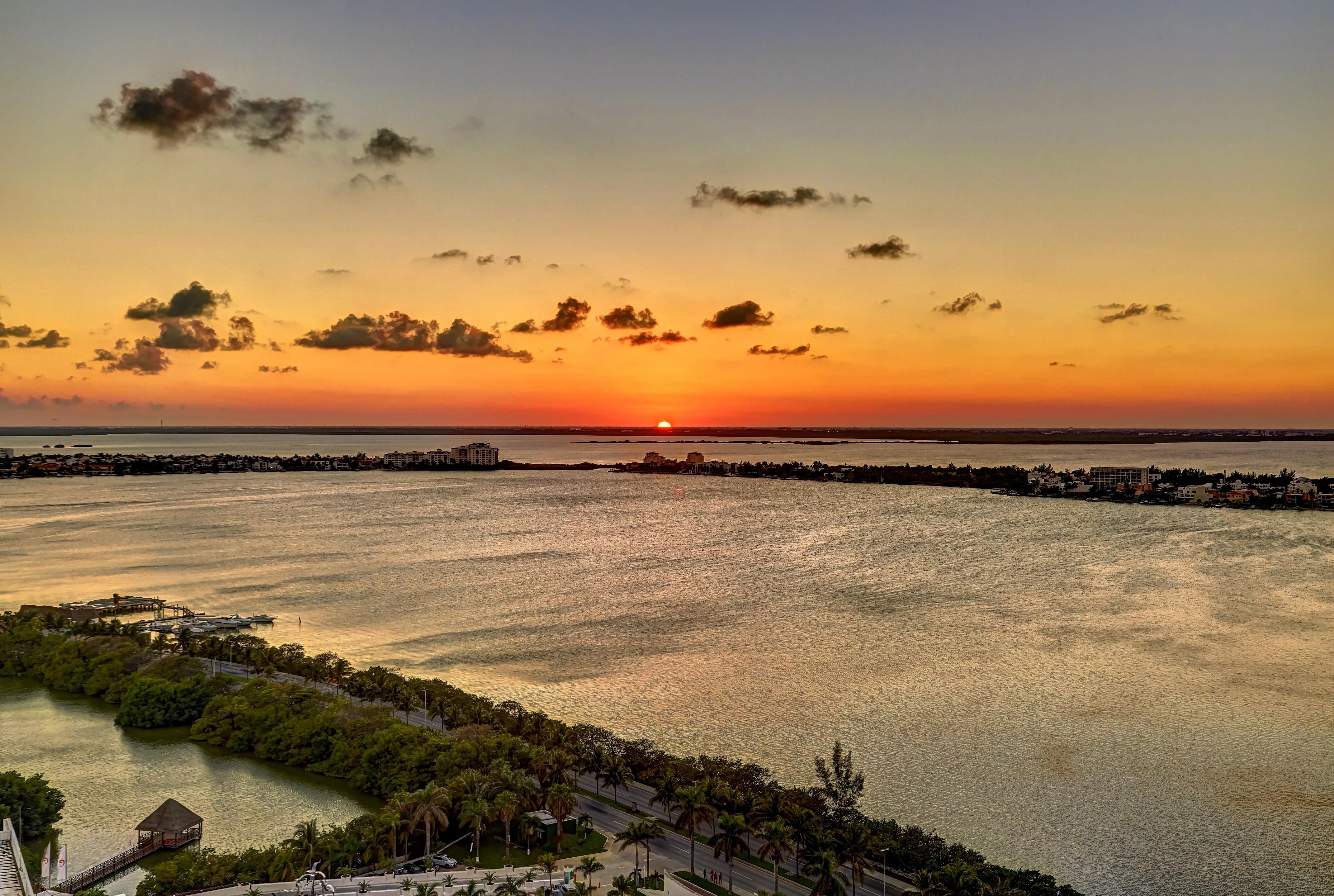 Royalton Chic Cancun, An Autograph Collection All-Inclusive Resort - Adults Only Εξωτερικό φωτογραφία Sunset over the Atlantic Ocean